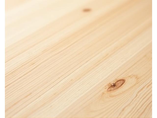 Artimas FSC sertifikuotos ąžuolo medienos gabalo vaizdas, pabrėžiant natūralią tekstūrą ir kokybę